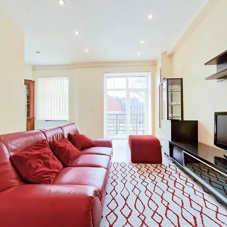 Spacious 2 Bedroom In Old Town Apartment *