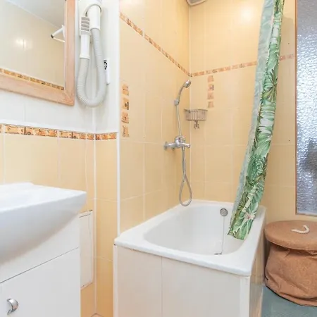 Spacious 2 Bedroom In Old Town Apartment